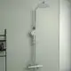 Duschsystem von Ideal Standard mit Regenkopf- und Handbrause sowie Teleskopfunktion, montiert an einer hellen Wand.